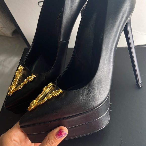 Versace Shoes - Zapatos versace con chapa dorada.